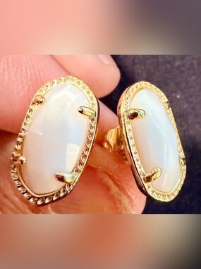 Kendra Scott Ellie Gold Ivory Mother of Pearl Stud Earrings Box Pouch